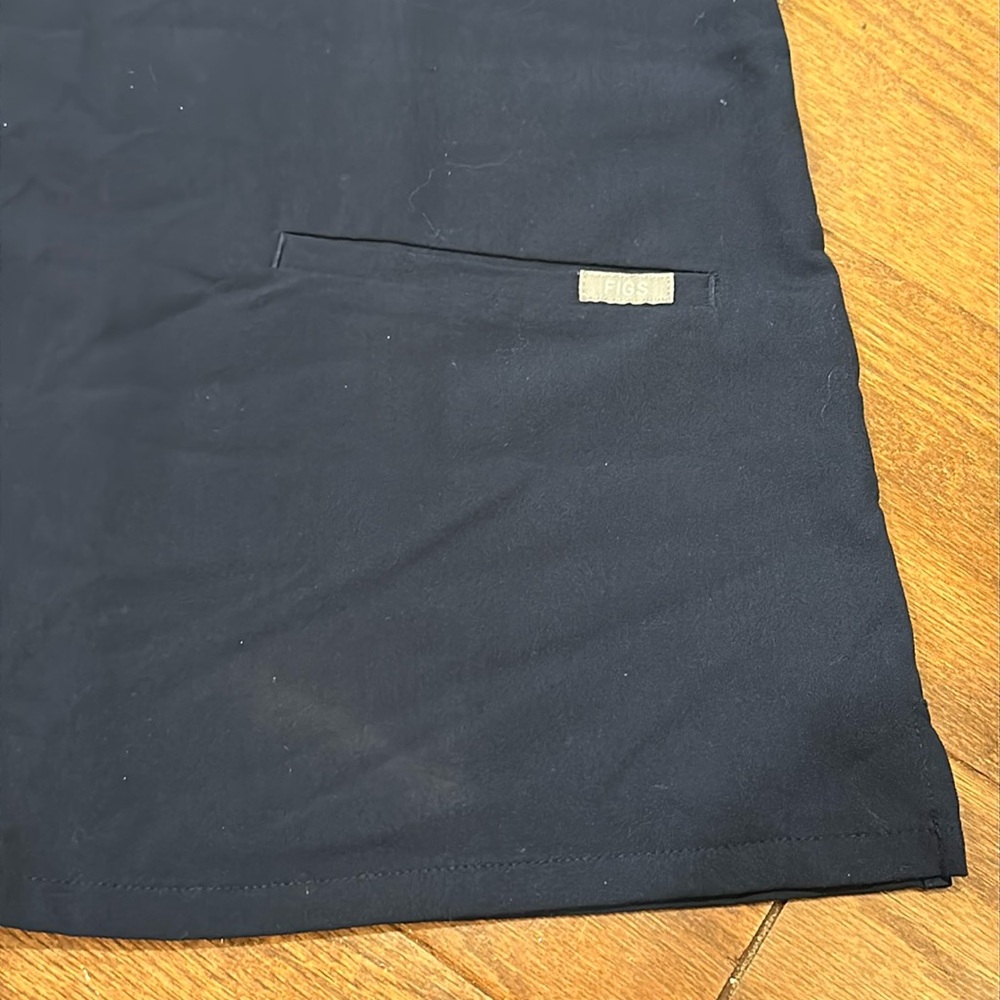 Figs navy blue Casma 3 pocket V-Neck Scrub Top - Picture 4 of 7